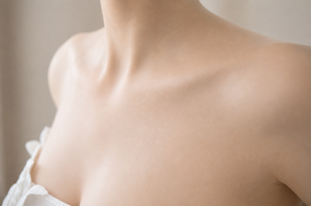 Collarbone silicone detail